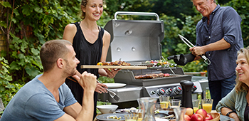 Gasgrill
Mann grillt Frau teilt essen aus