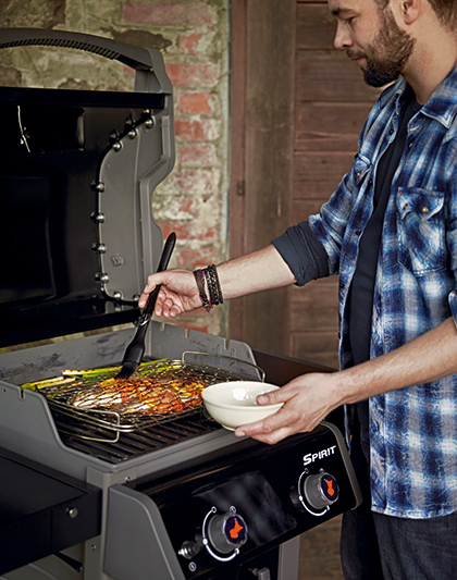 Gasgrill Reinigung
Mann mariniert Sachen am Grill