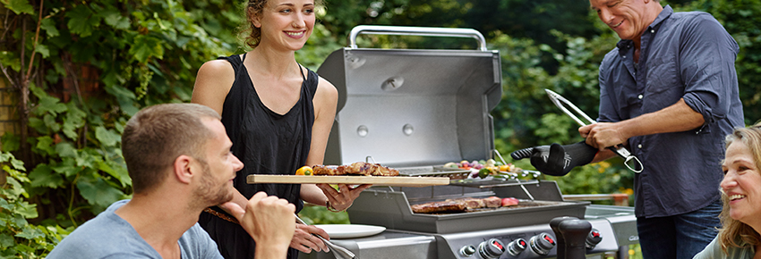 Gasgrill
Mann grillt Frau teilt essen aus