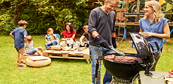 Mann grillt mit Holzkohlegrill