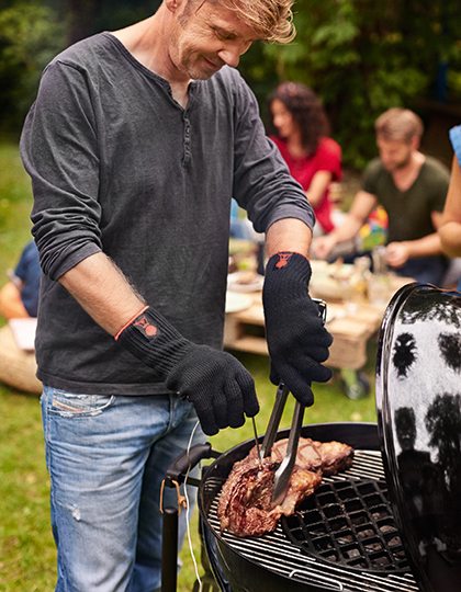 Holzkohlegrill anfeuern
Mann grillt auf Holzkohlegrill