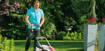 Mann m&auml;ht rasen
Rasenm&auml;her kaufen - Ratgeber