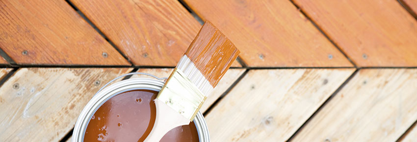 Holzterasse mit Holzfarbe und Pinsel