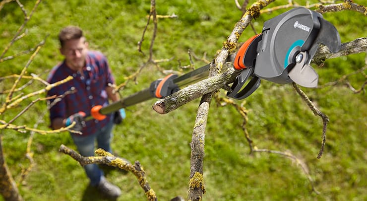 Mann arbeitet mit einem Elektro-Teleskop-Hochentaster.
