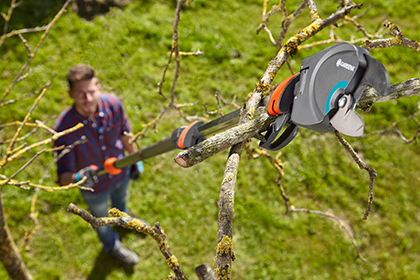 Mann arbeitet mit einem Elektro-Teleskop-Hochentaster.