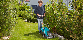 Gartenarbeit am Ende des Winters
Mann m&auml;ht Rasen
