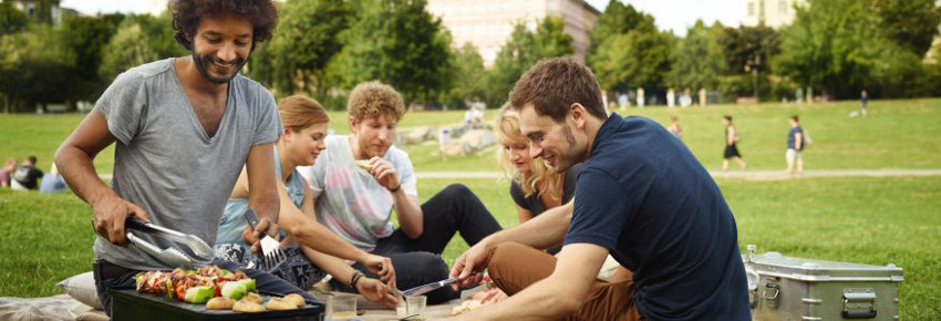 Freunde grillen zusammen.