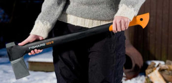 Frau h&auml;lt eine Axt von der Marke Fiskars.