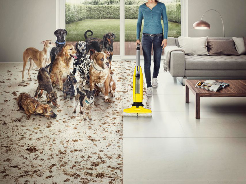 Frau reinigt den Boden mit einem Hartbodenreiniger von der Marke Kärcher.