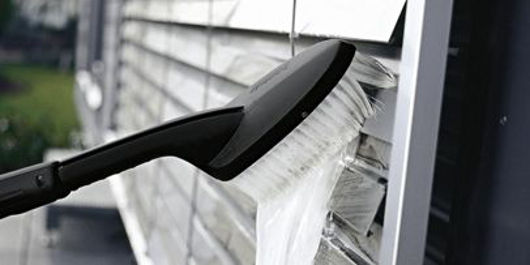 Jalousine wird von einem Hochdruckreiniger geputzt.