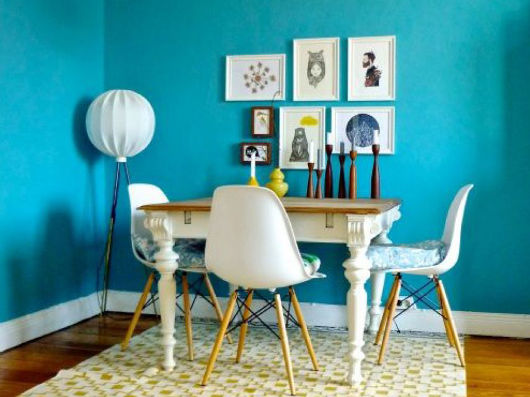 Zimmer in der Farbe Blau gehalten. Blauer Wandanstrich.