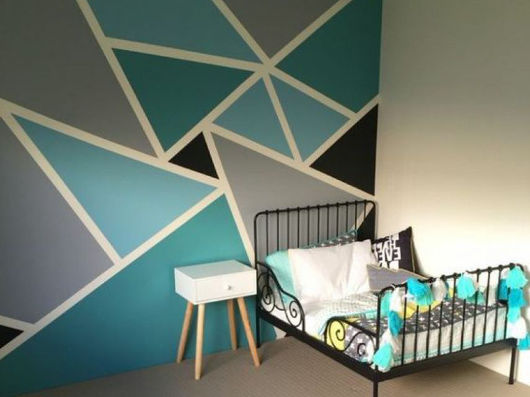 Frischer Wandanstrich mit Muster. In den Farben Blau, Türkis und Grau gehalten.