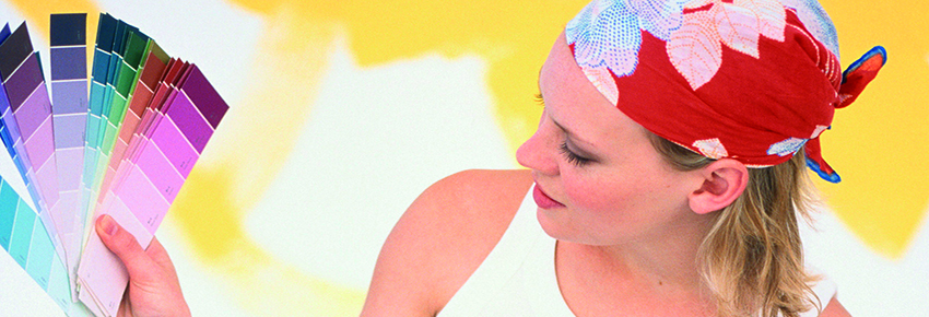Frau mit Farbpalette.