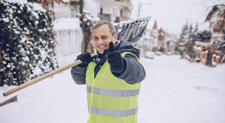 Mann mit einer Schneeschaufel in der Hand.