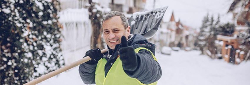 Mann mit einer Schneeschaufel in der Hand.