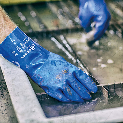 blaue Arbeitshandschuhe für die Reinigung von der Marke Gebol