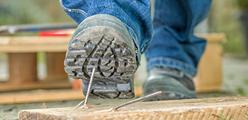 Sicherheitsschuhe auf Holz
