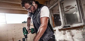 Mann arbeitet mit Akkuschrauber