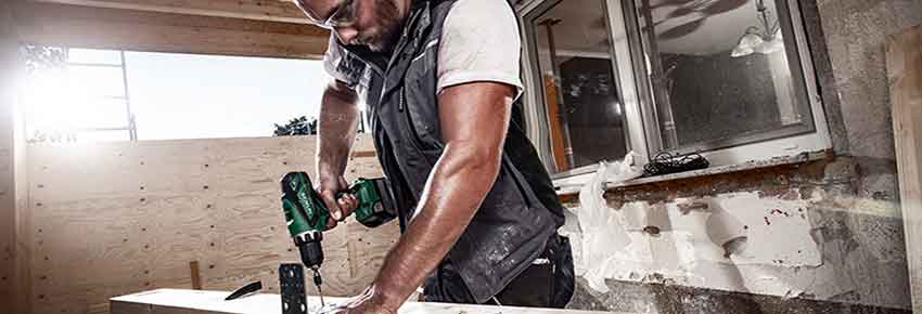 Mann arbeitet mit Akkuschrauber