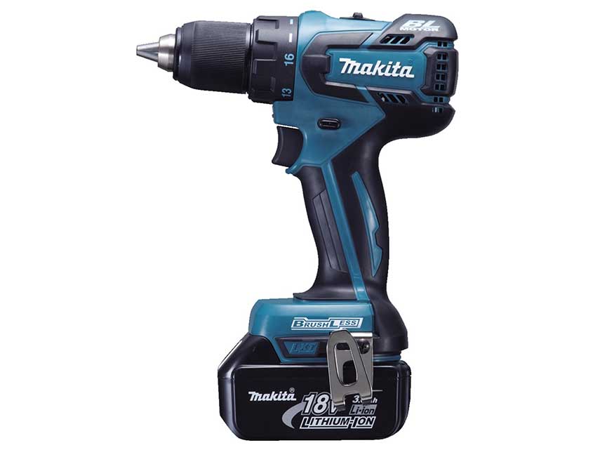 blauer Akkubohrschrauber von der Marke Makita.