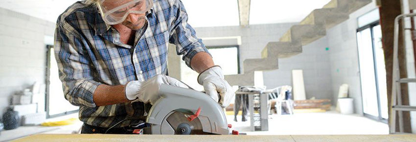 Mann arbeitet mit einer Handkreiss&auml;ge.