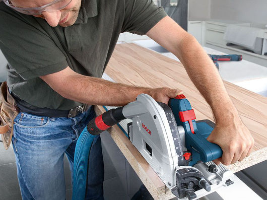 Mann arbeitet mit einer Tauchsäge der Marke Bosch.