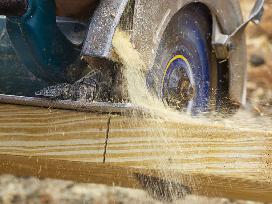 Handkreissäge im Einsatz bei Holz.