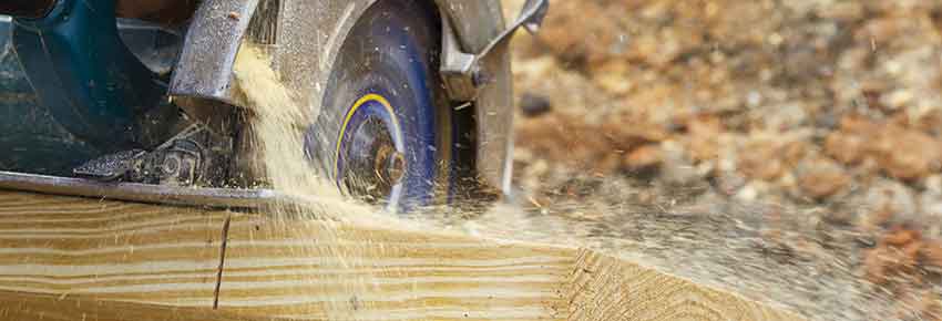 Handkreiss&auml;ge im Einsatz bei Holz. Diese S&auml;ge hat die Farbe Blau.