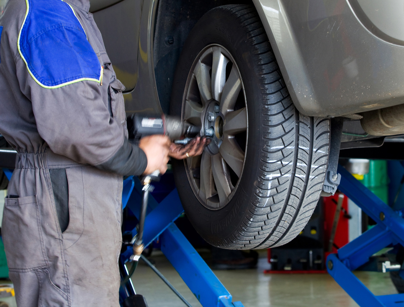 Mann arbeitet in der Werkstatt mit einem Druckluft Schlagschrauber der Marke Profi Air.