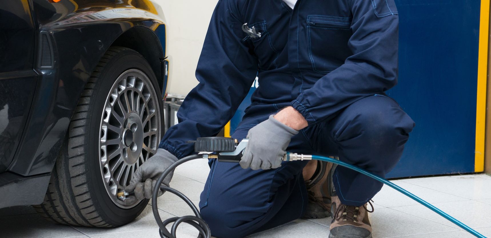 Mann arbeitet in der Werkstatt mit einem Druckluftschlauch der Marke Profi Air.