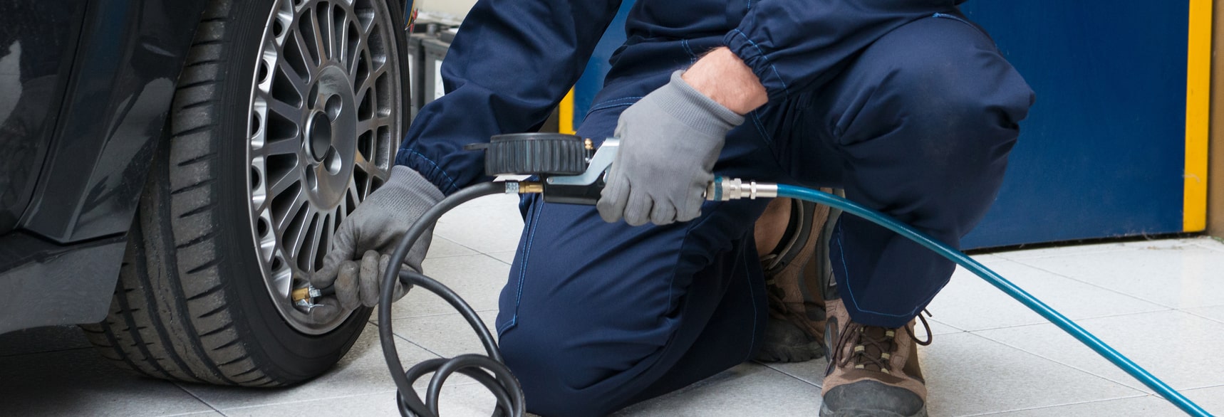 Mann arbeitet in der Werkstatt mit einem Druckluftschlauch der Marke Profi Air.