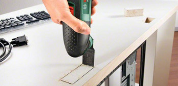 Multifunktionswerkzeug der Marke Bosch im Einsatz.