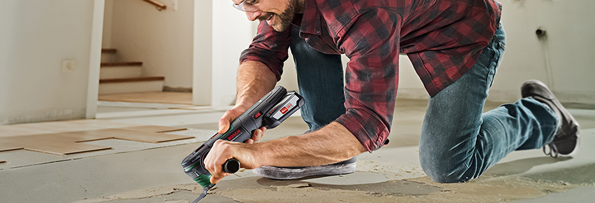 Mann arbeitet mit dem Multifunktionswerk der Marke Bosch