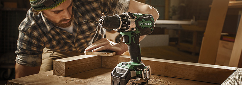 Mann arbeitet mit einem Akkubohrer