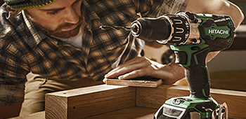 Mann arbeitet mit einem Akkubohrer