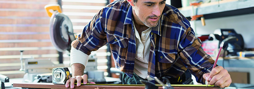 Mann arbeitet in einer Werkstatt