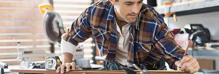 Mann arbeitet in einer Werkstatt