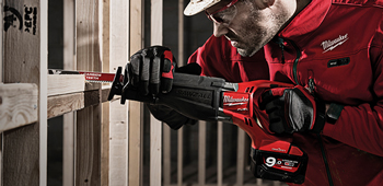 Mann arbeitet mit einem Produkt aus der Akkuwelt der Marke Milwaukee.